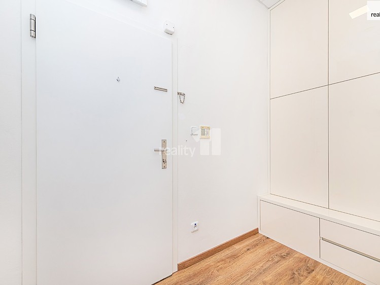 Pronájem bytu 1+kk, 48 m² (13 z 21)