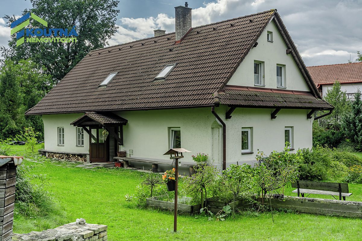Prodej rodinného domu 250 m², pozemek 2599 m²