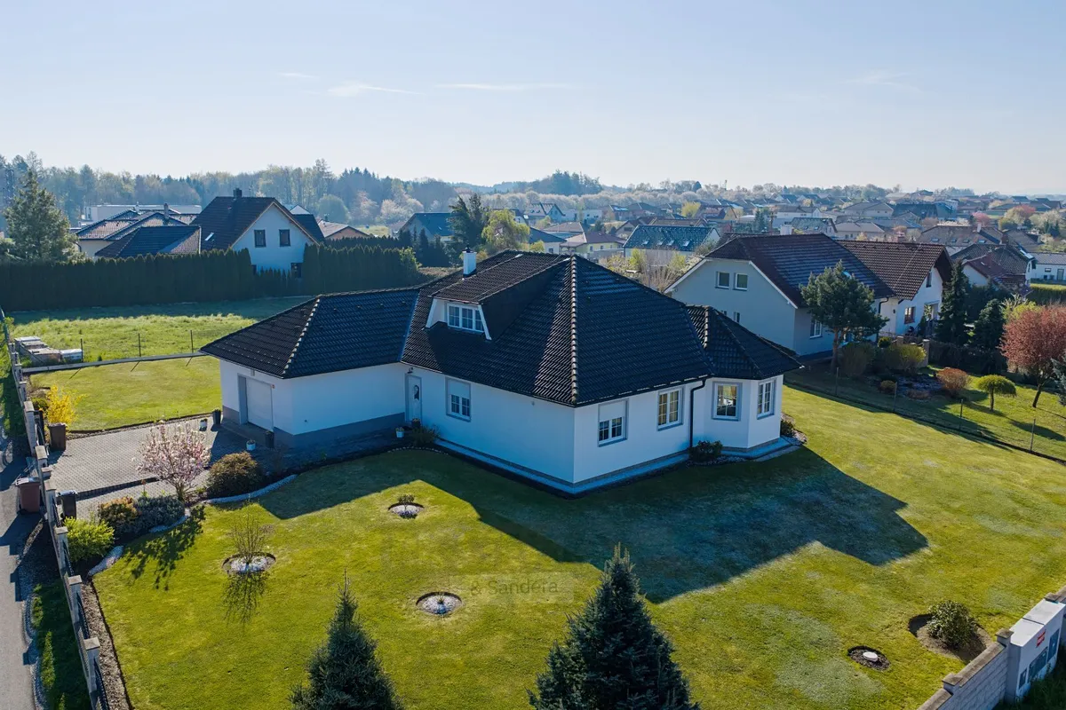 Prodej rodinného domu 397 m², pozemek 1813 m²
