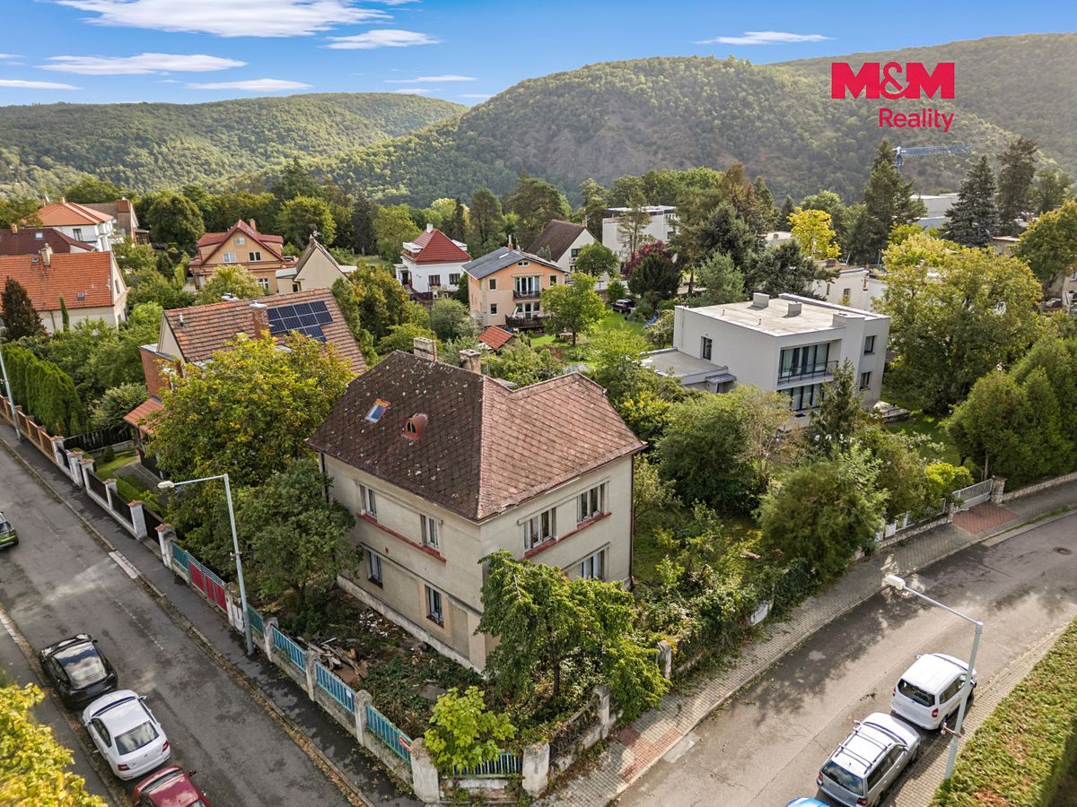 Prodej rodinného domu 200 m², pozemek 673 m² – fotografie 2