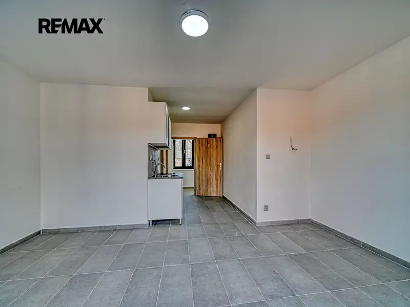 Pronájem bytu 1+kk 22 m², Velký Osek – náhled fotky 2
