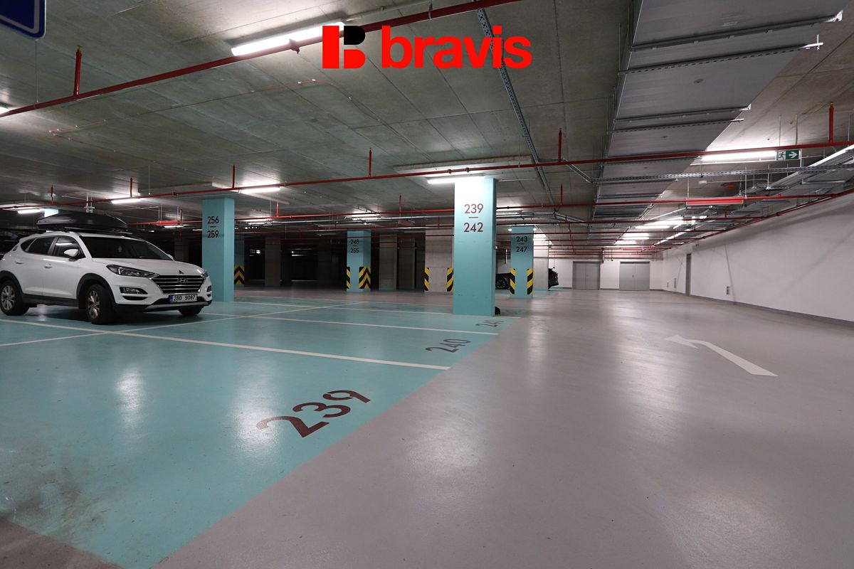 Pronájem garážového stání 13 m²