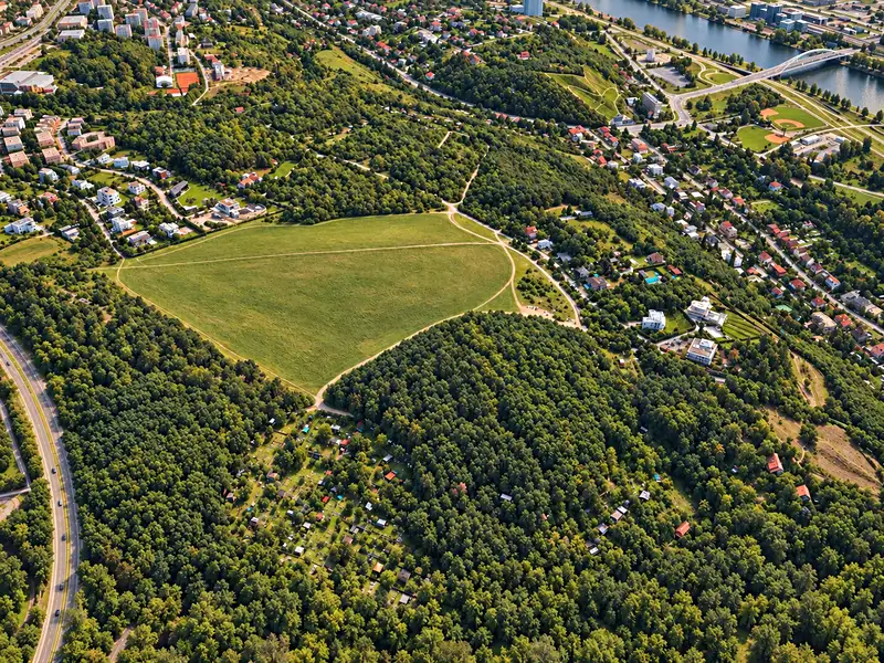 Prodej stavebního pozemku 1851 m², Praha – náhled fotky 3