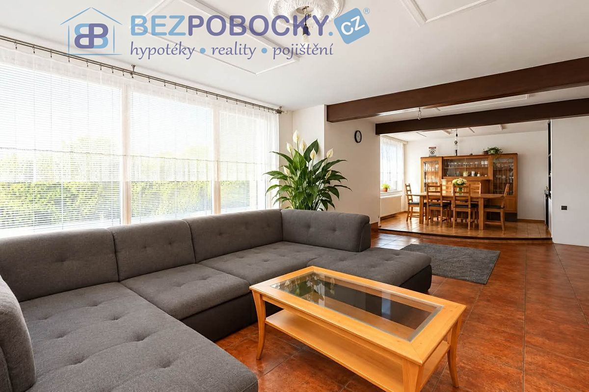 Prodej rodinného domu 243 m², pozemek 2575 m² – fotografie 2