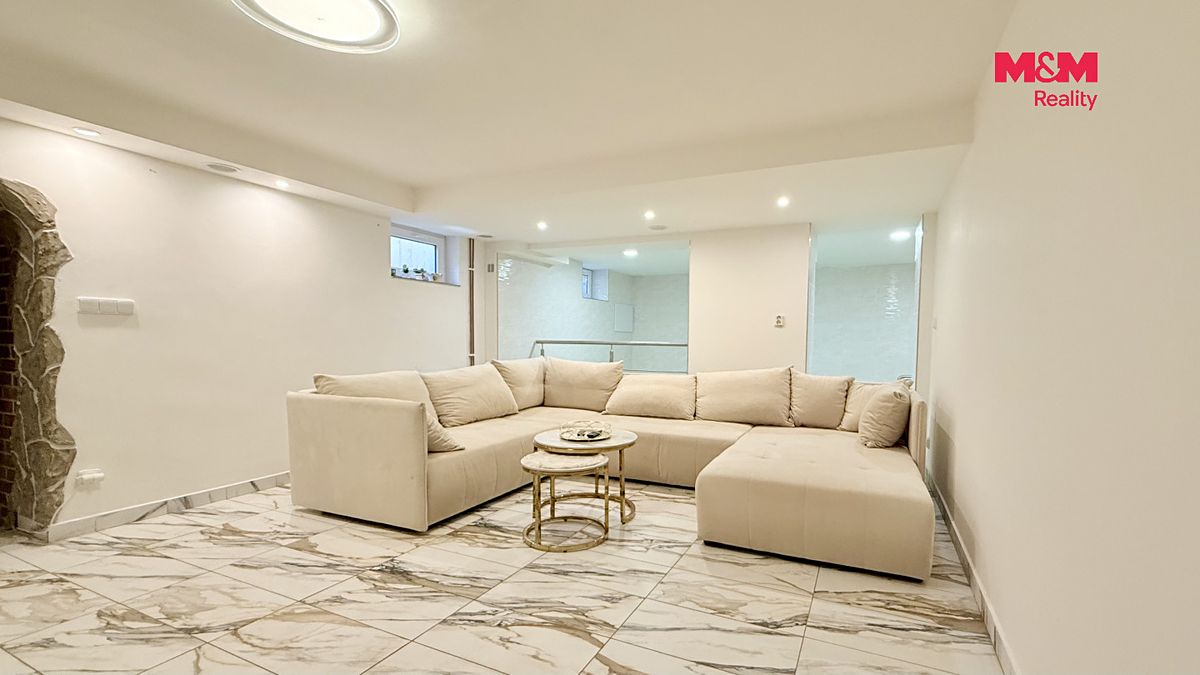 Prodej rodinného domu 380 m², pozemek 280 m² – fotografie 2