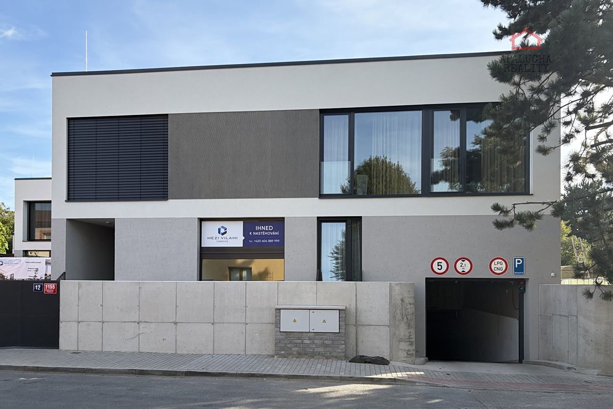 Pronájem garážového stání 13 m² – fotografie 3