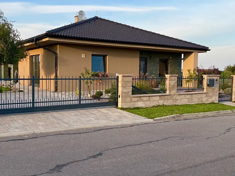 Prodej rodinného domu 145 m², pozemek 1000 m², Choltice – náhled fotky 1