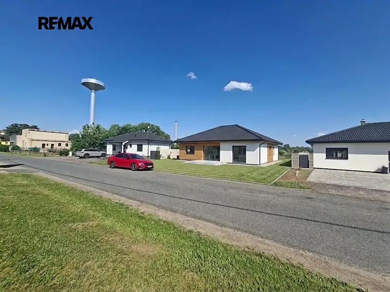 Prodej rodinného domu 140 m², pozemek 827 m², Strachotice – náhled fotky 2