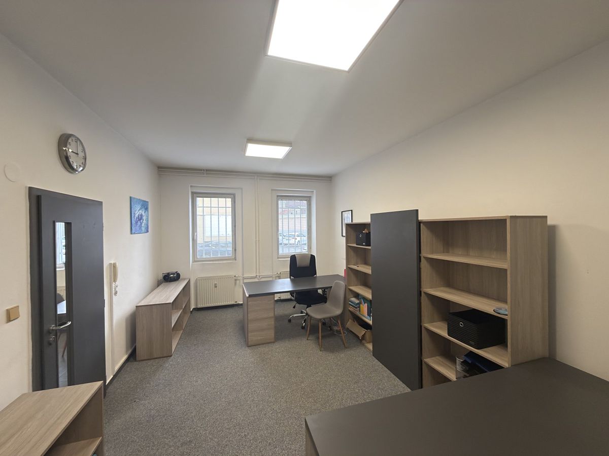 Pronájem kanceláře 338 m² – fotografie 2