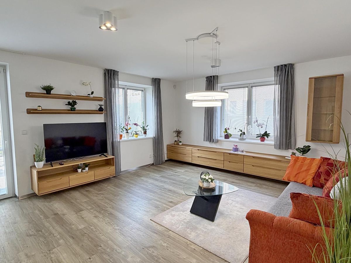 Pronájem bytu 2+kk 74 m² – fotografie 2