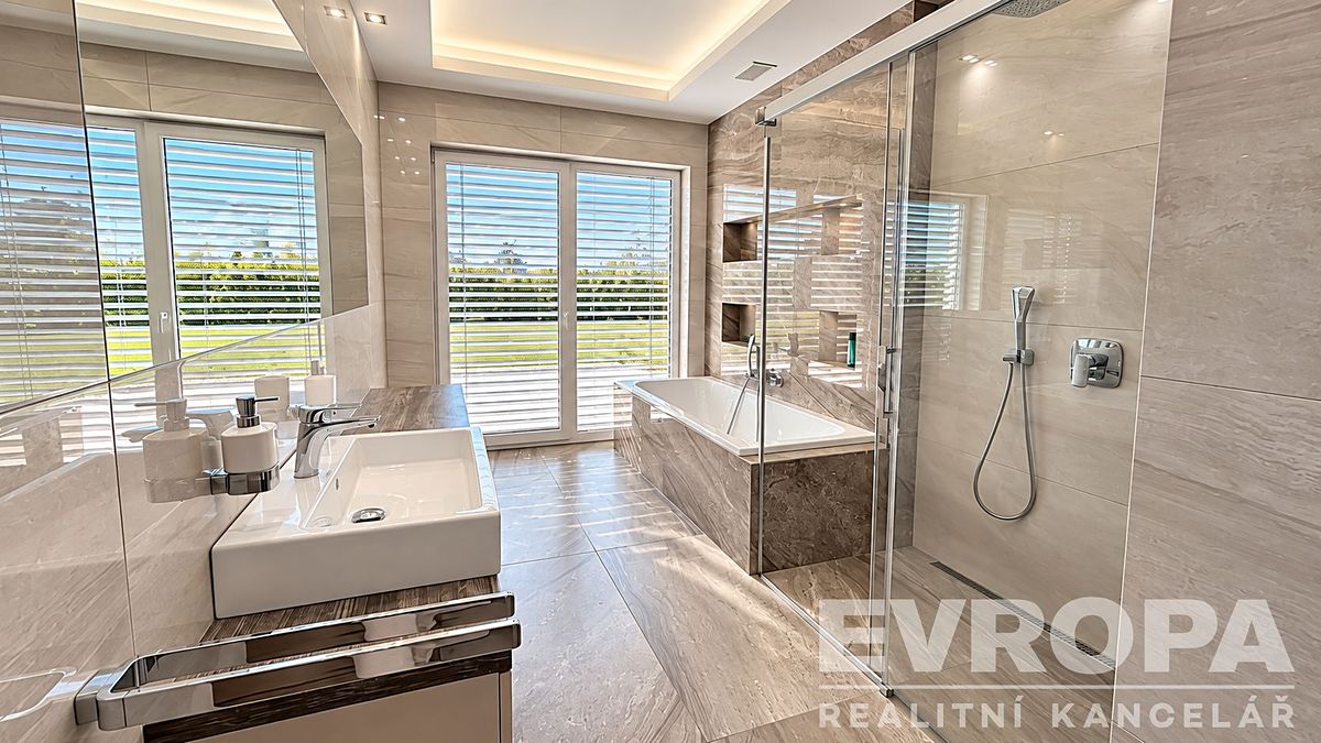 Pronájem rodinného domu 376 m², pozemek 1282 m² – fotografie 3
