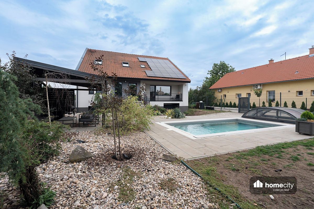 Prodej rodinného domu 267 m², pozemek 661 m² – fotografie 2