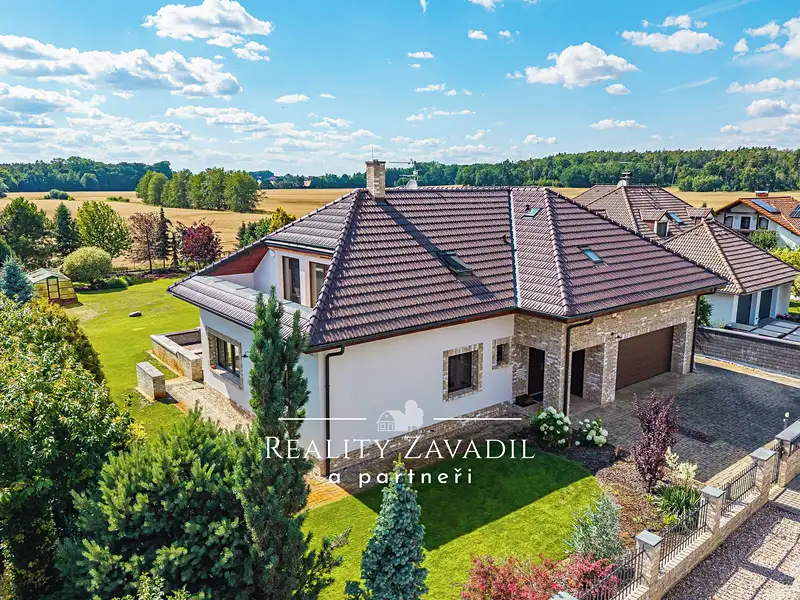 Prodej rodinného domu 475 m², pozemek 1627 m², Ráby – náhled fotky 2