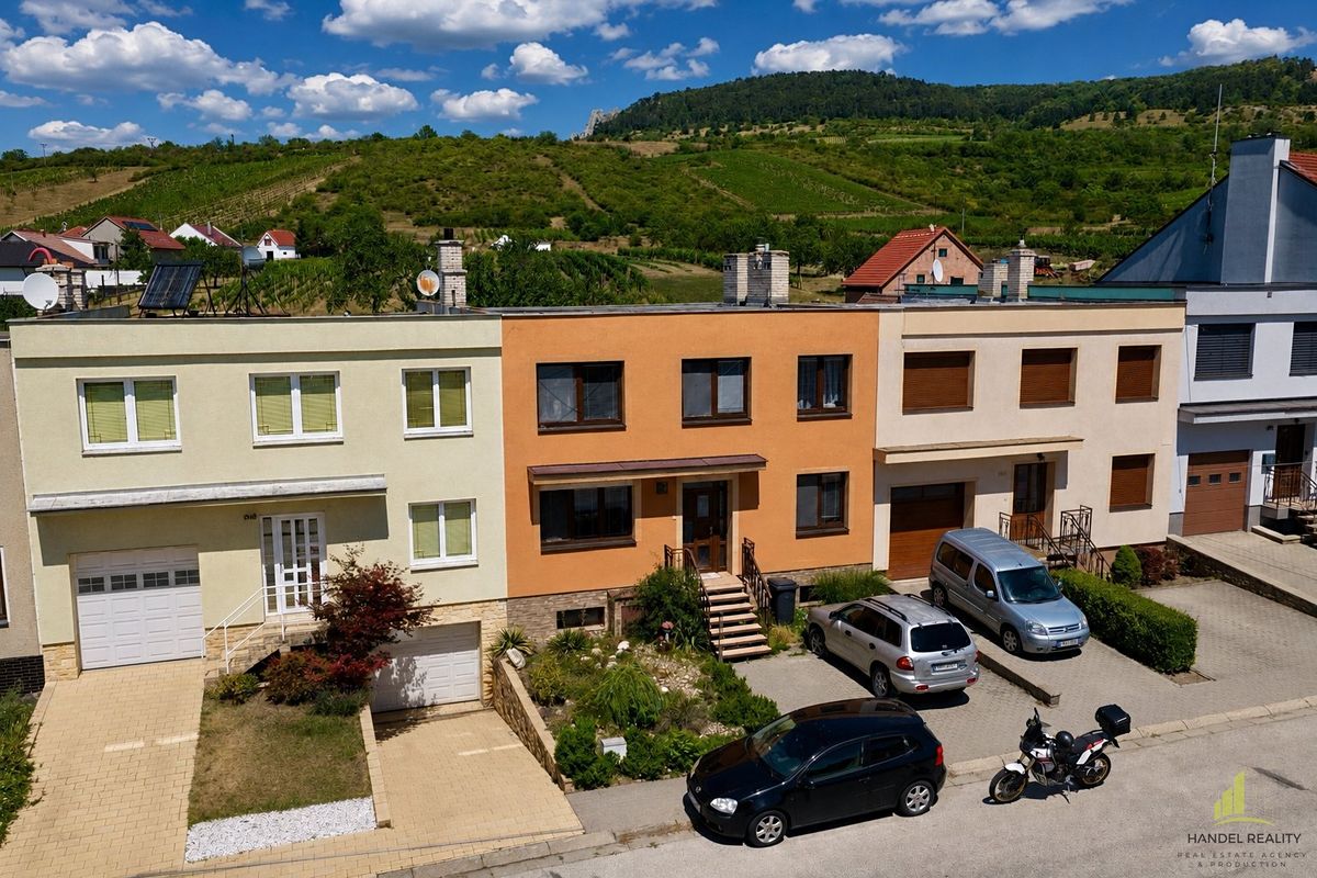 Prodej rodinného domu 250 m², pozemek 176 m², Perná – fotka 1 z 3