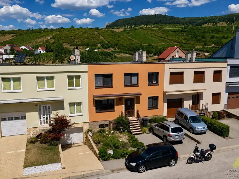 Prodej rodinného domu 250 m², pozemek 176 m², Perná – náhled fotky 1