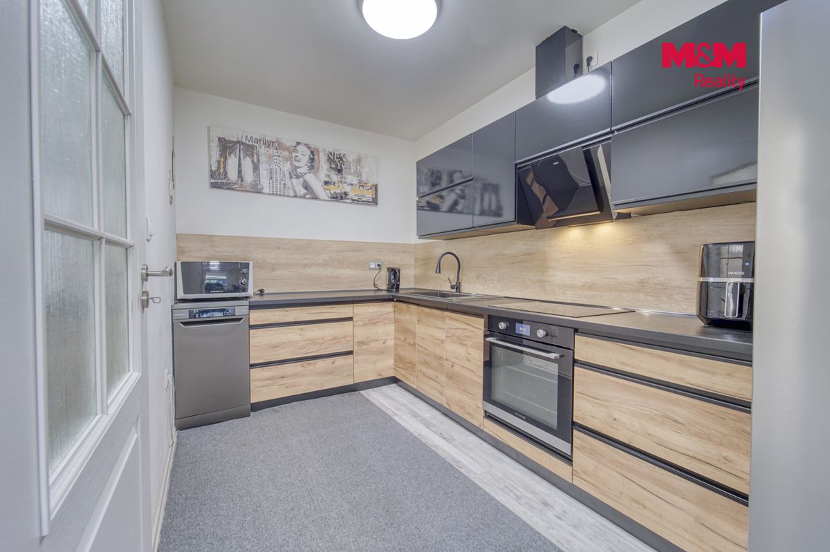 Prodej rodinného domu 353 m², pozemek 515 m² – fotografie 3