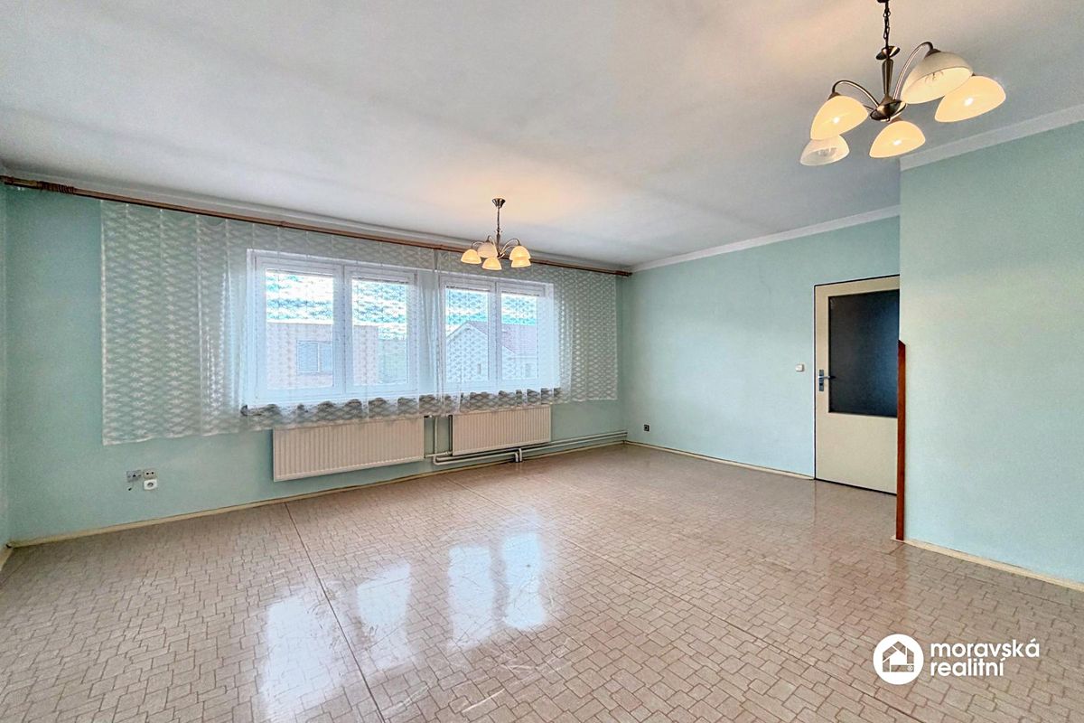 Prodej rodinného domu 192 m², pozemek 1058 m² – fotografie 2