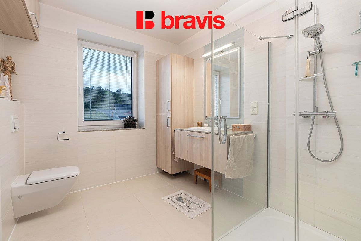 Pronájem rodinného domu 240 m², pozemek 1040 m² – fotografie 2