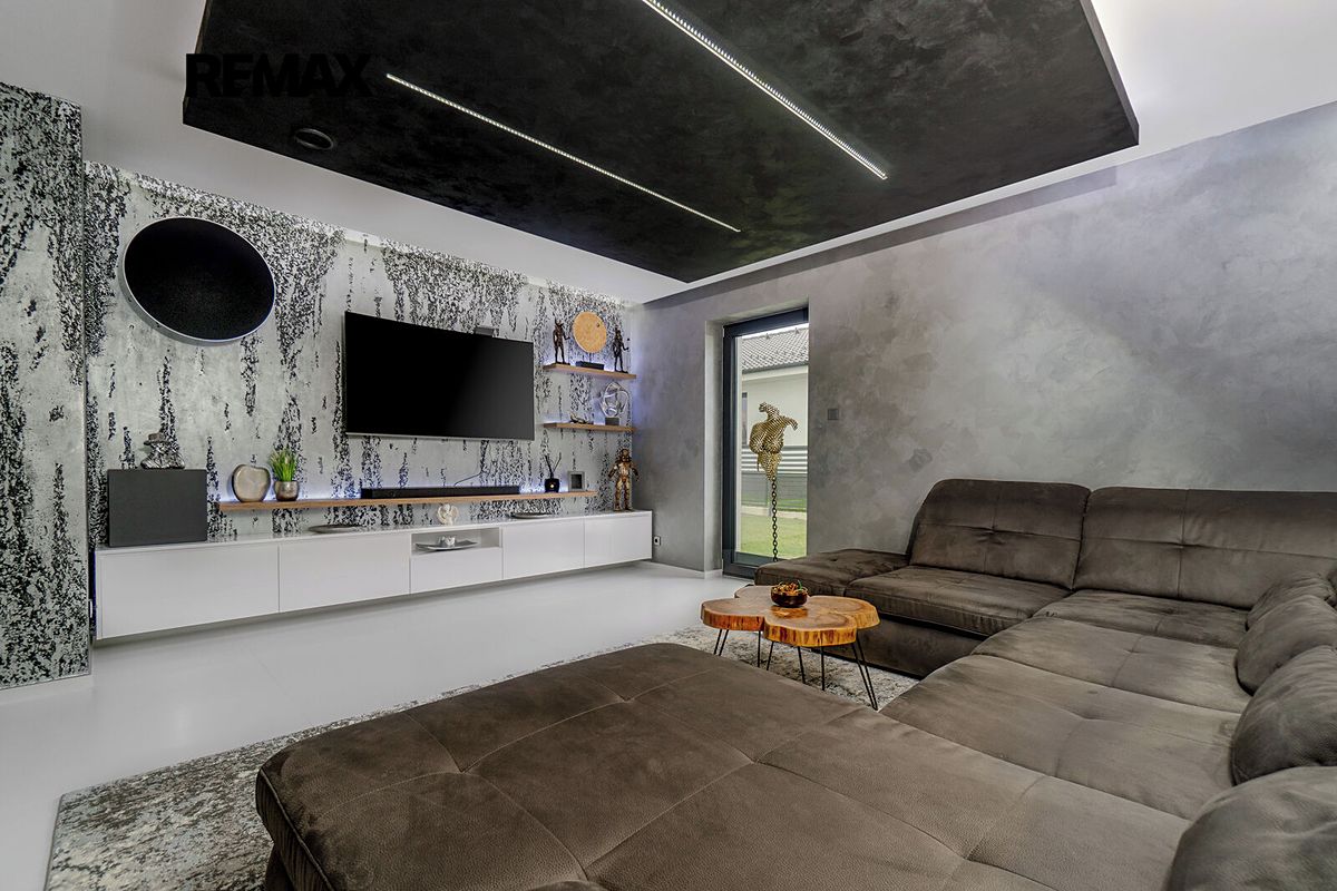 Prodej rodinného domu 249 m², pozemek 896 m² – fotografie 2