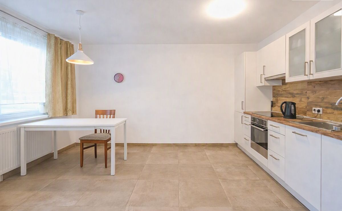 Pronájem rodinného domu 350 m², pozemek 1000 m² – fotografie 2