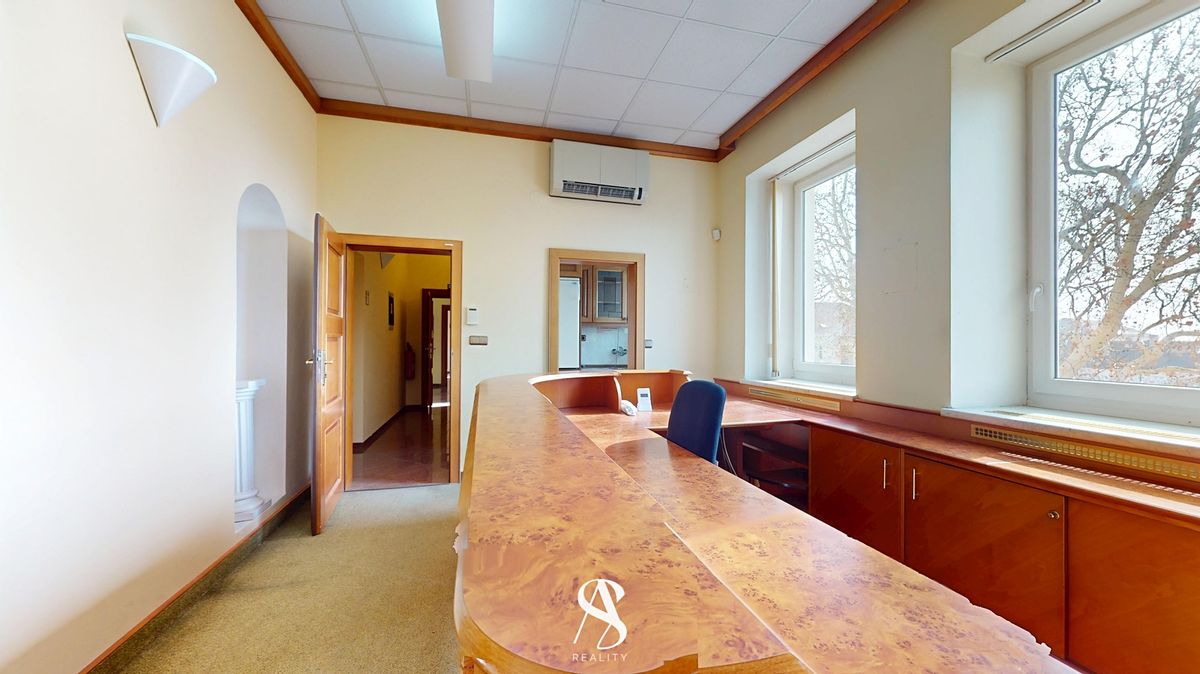 Pronájem kanceláře 233 m² – fotografie 3