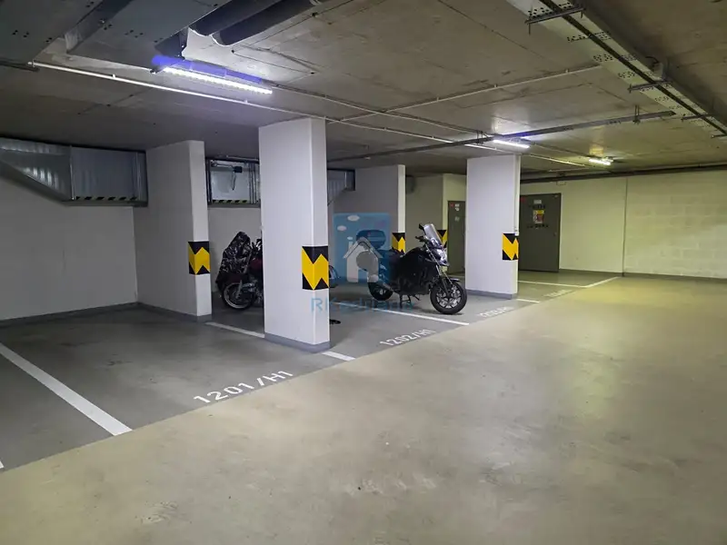 Prodej garážového stání 12 m², Praha – náhled fotky 3