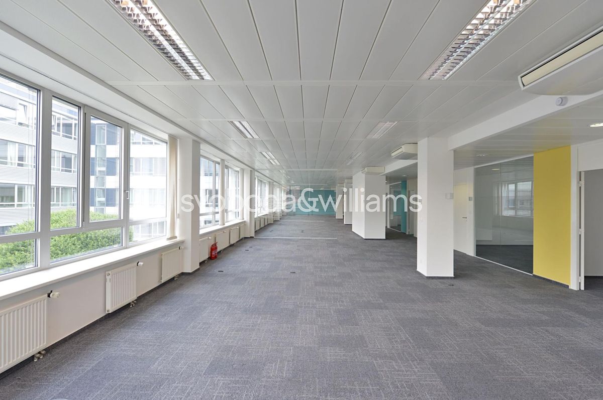 Pronájem kanceláře 1626 m² – fotografie 3