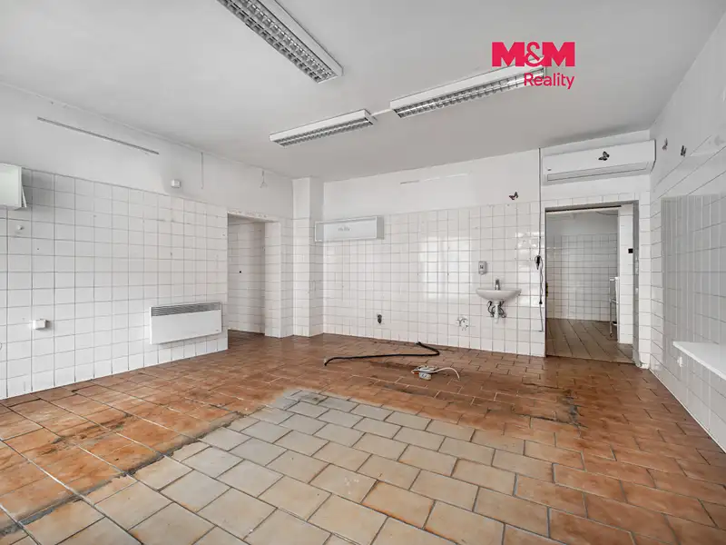 Prodej obchodního prostoru 214 m², Svratka – náhled fotky 1