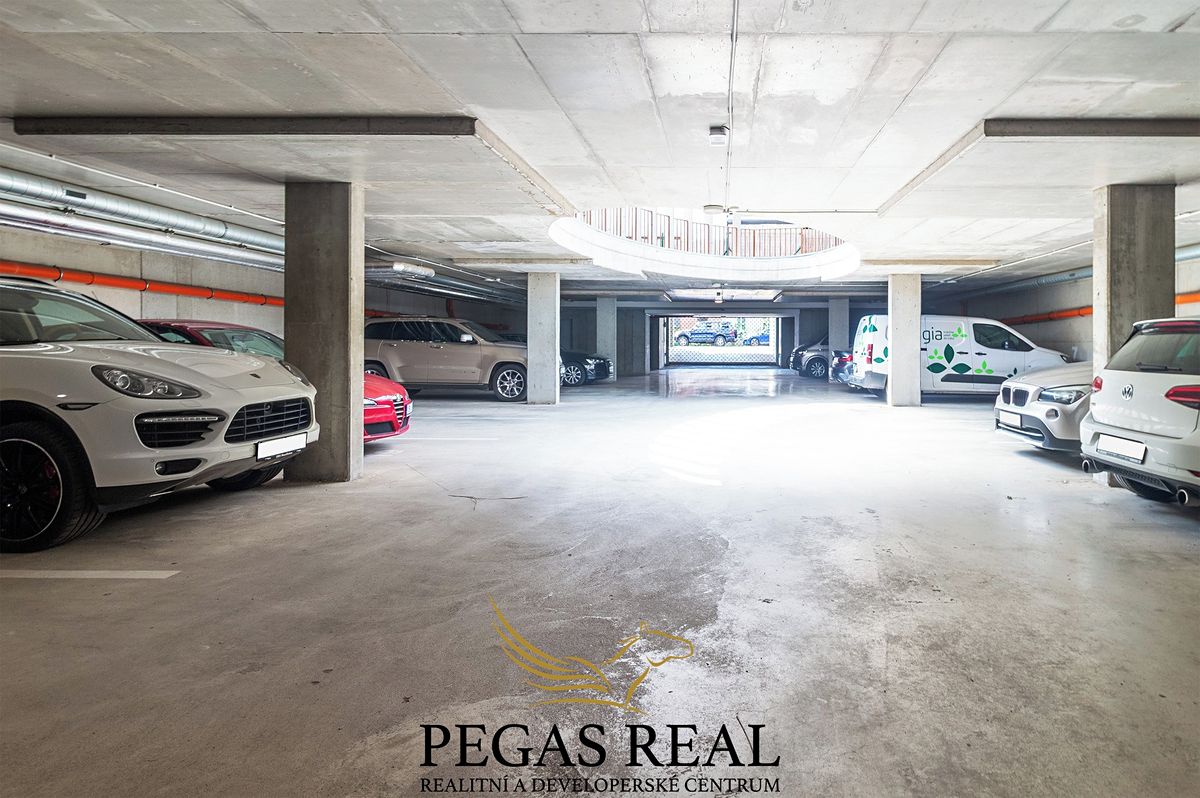 Pronájem garážového stání 13 m² – fotografie 3