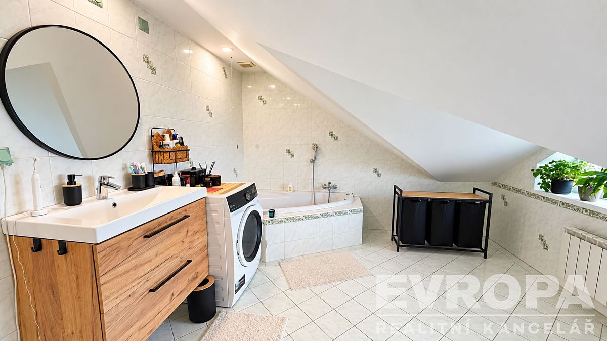 Pronájem bytu 4+kk 90 m² – fotografie 3