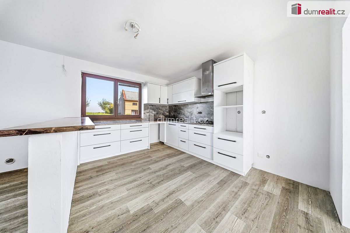 Prodej rodinného domu 220 m², pozemek 679 m² – fotografie 2