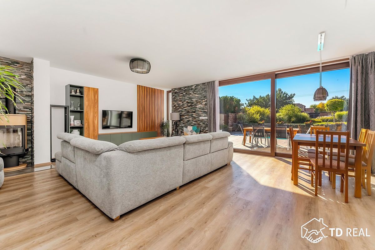 Prodej rodinného domu 207 m², pozemek 1077 m² – fotografie 2
