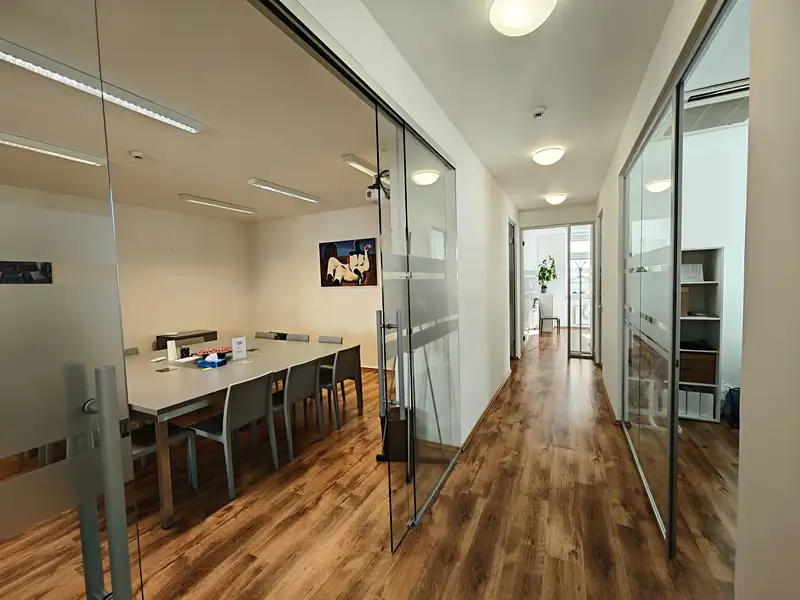 Pronájem kanceláře 373 m², Praha – náhled fotky 3