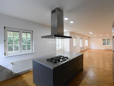 Pronájem vily 302 m², pozemek 737 m²