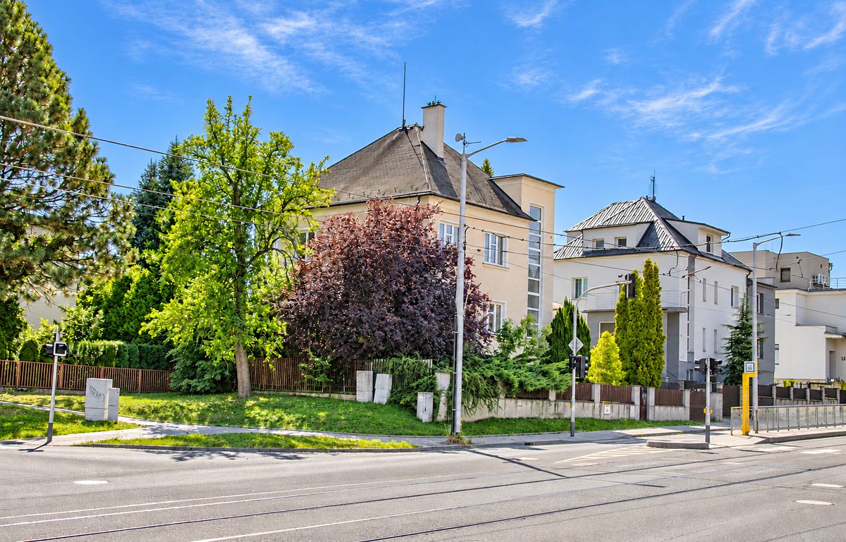 Prodej vily 390 m², pozemek 901 m² – fotografie 2