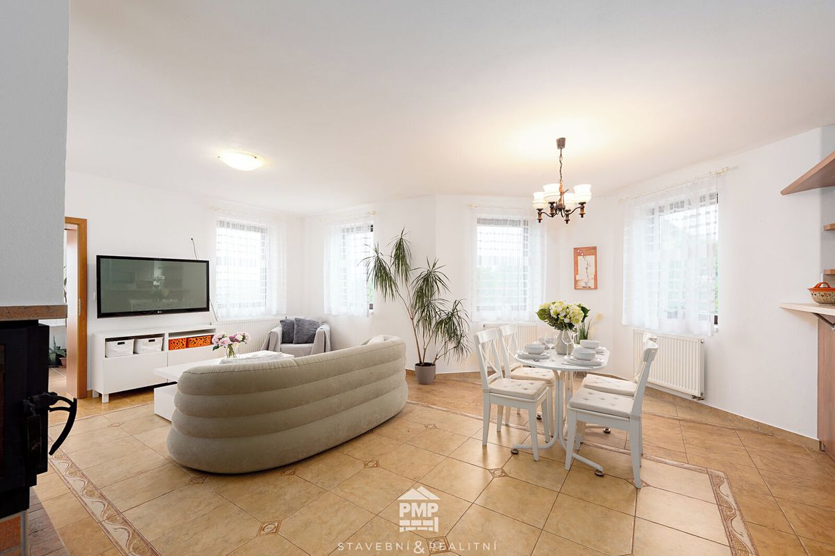 Prodej rodinného domu 193 m², pozemek 896 m² – fotografie 3