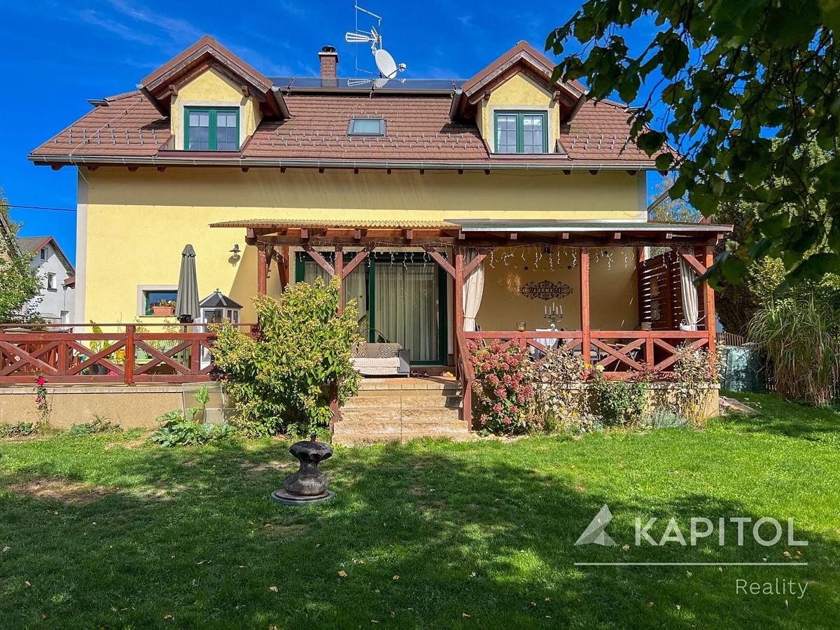 Prodej rodinného domu 206 m², pozemek 815 m² – fotografie 2
