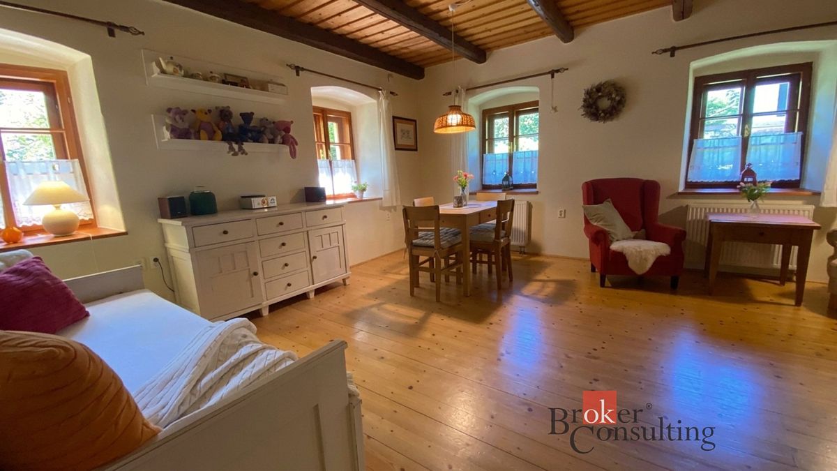 Prodej rodinného domu 242 m², pozemek 1164 m² – fotografie 2