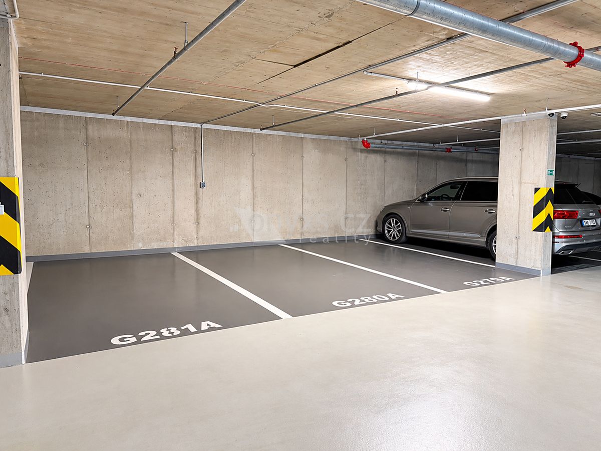 Pronájem garážového stání 12 m² – fotografie 3