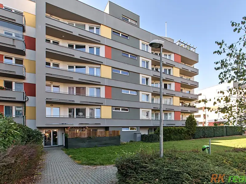 Prodej bytu 1+kk 67 m², Praha – náhled fotky 1