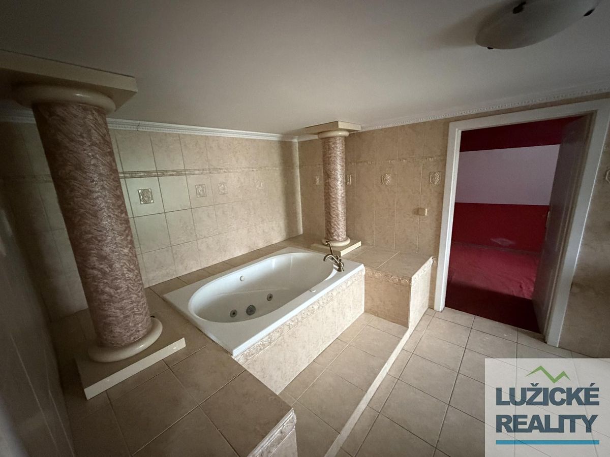 Prodej rodinného domu 280 m², pozemek 890 m² – fotografie 4