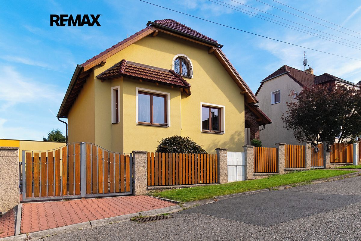 Prodej rodinného domu 207 m², pozemek 794 m² – fotografie 2