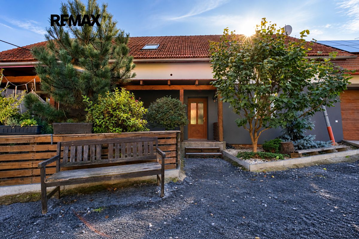 Prodej rodinného domu 253 m², pozemek 993 m² – fotografie 4