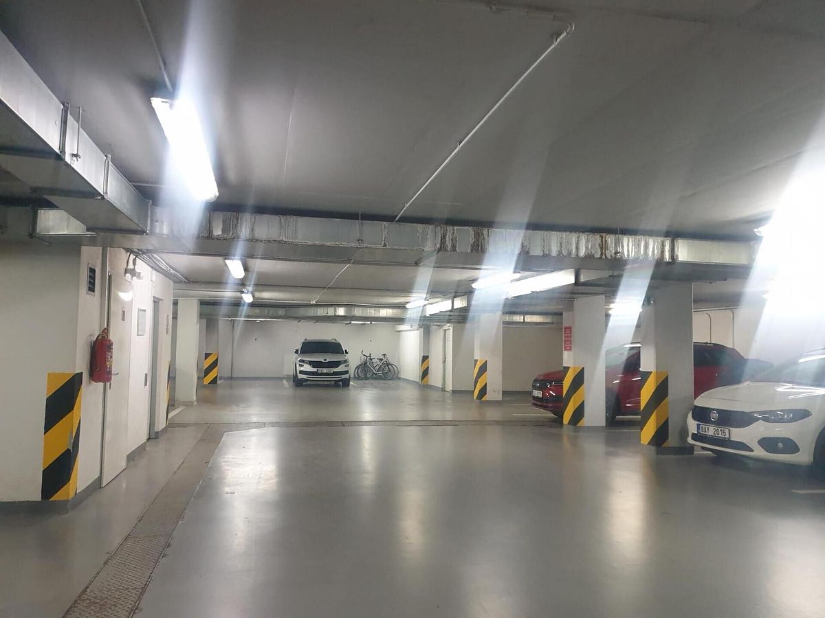 Pronájem garážového stání 14 m² – fotografie 2