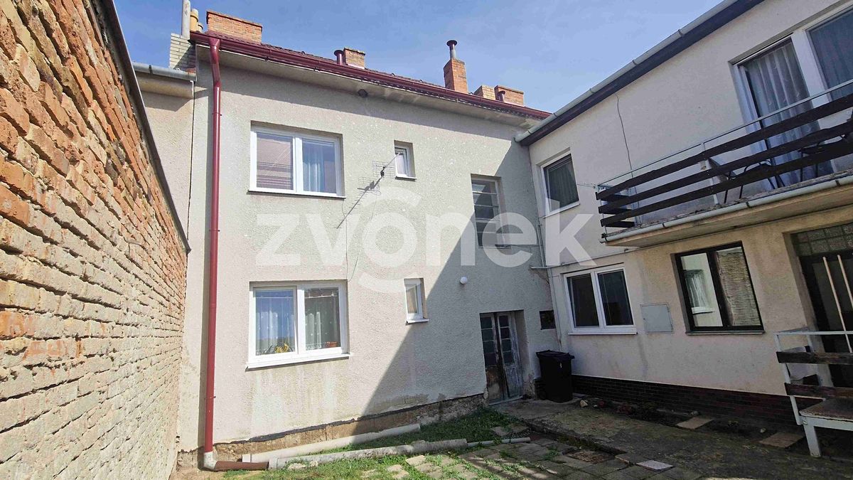 Prodej rodinného domu 200 m², pozemek 696 m² – fotografie 3