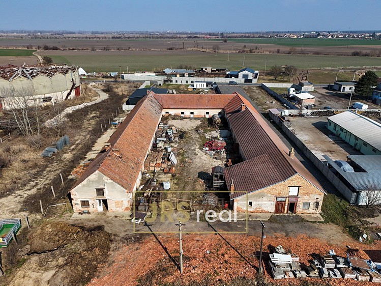 Prodej komerčního prostoru, 1 271 m² (1 z 3)