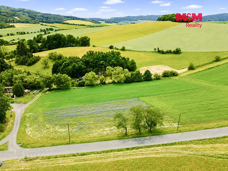 Prodej stavebního pozemku 1261 m², Poleň – náhled fotky 3
