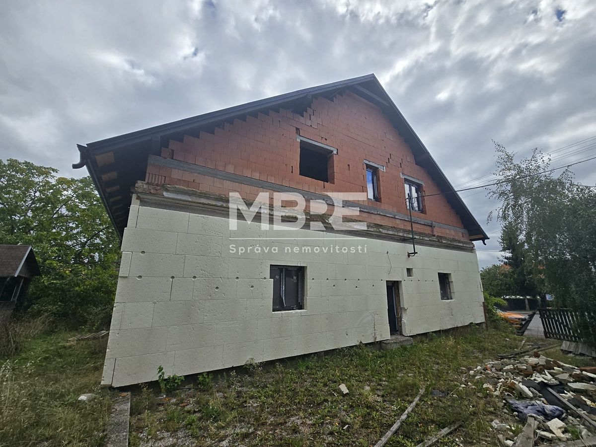 Prodej rodinného domu 241 m², pozemek 930 m² – fotografie 3