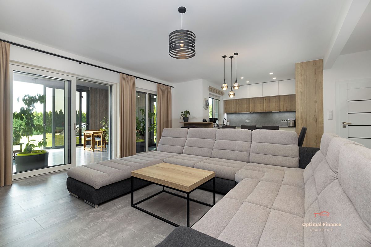Prodej rodinného domu 241 m², pozemek 704 m² – fotografie 2