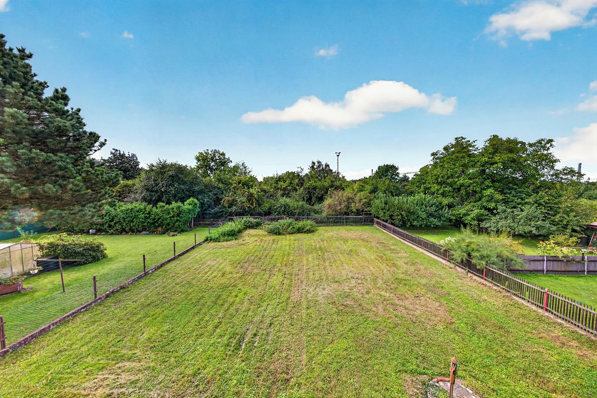 Prodej rodinného domu 196 m², pozemek 863 m² – fotografie 2